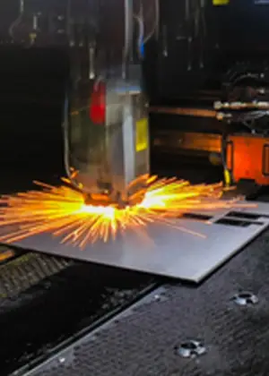 金属板を切断する加工機