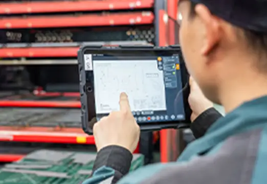 タブレットで作業内容を確認する社員