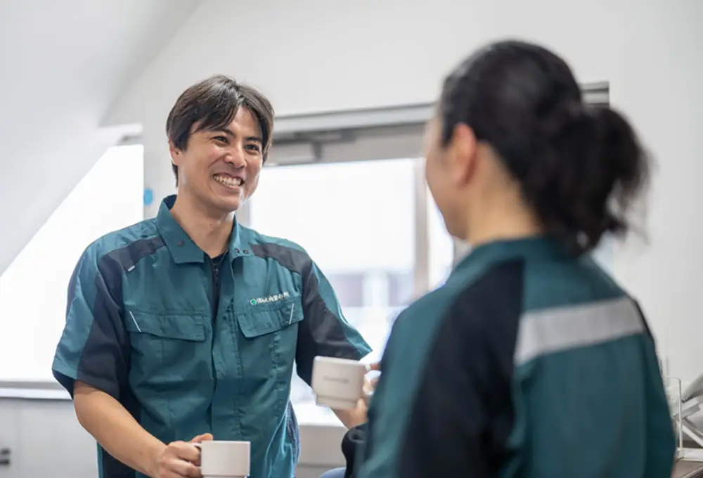 休憩中に談笑する社員