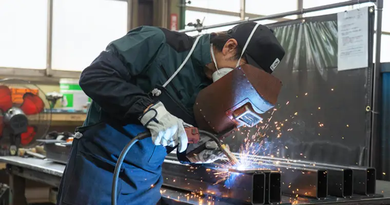 溶接リーダーの1日 11:00 計画通り、丁寧に仕上げる