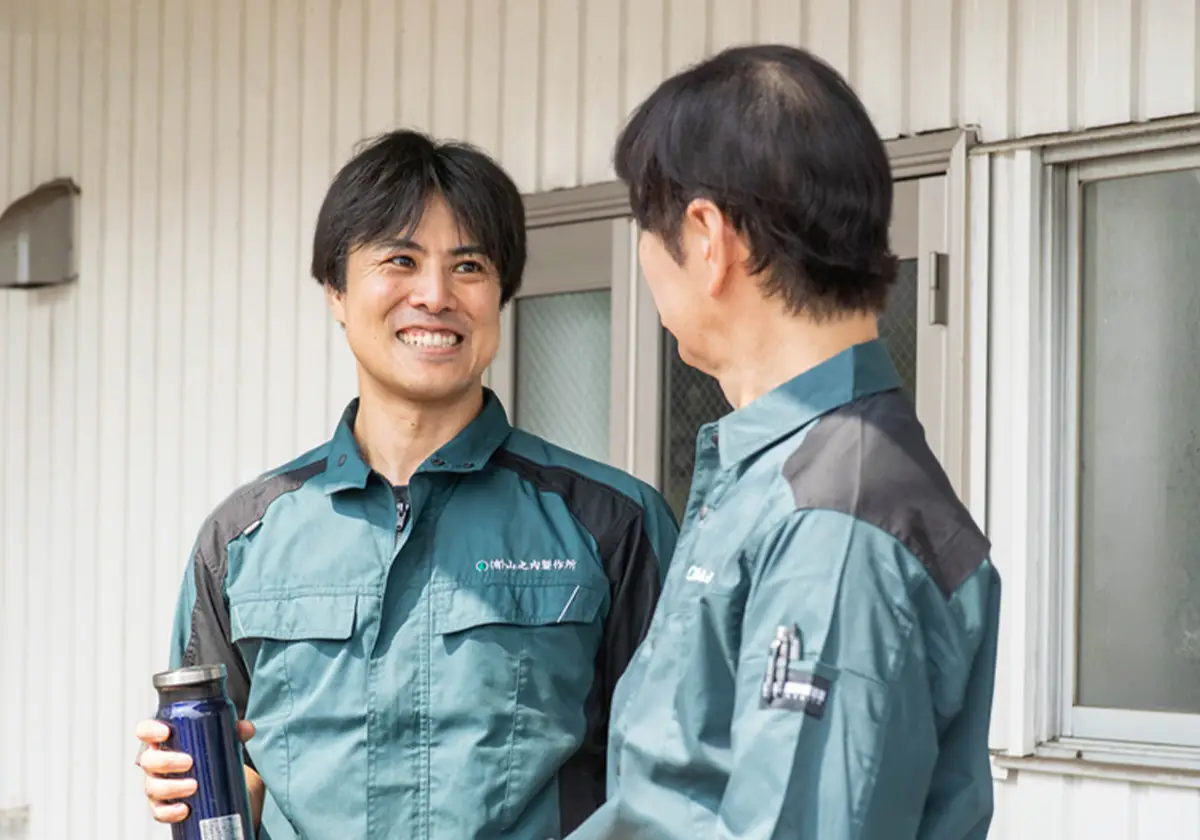 数字でみる山之内製作所 談笑する社員