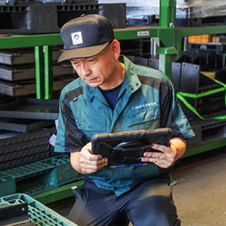 タブレットで作業内容を確認する社員