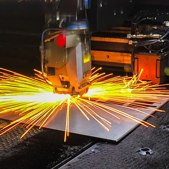 金属板を切断する加工機