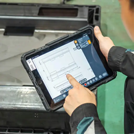 タブレットで作業データを確認する様子